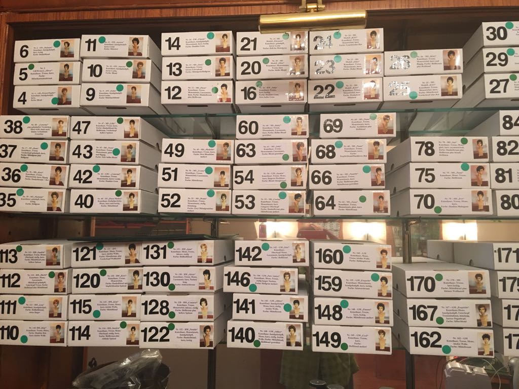 Echthaarperücken Über 300 Perücken ständig vorrätig